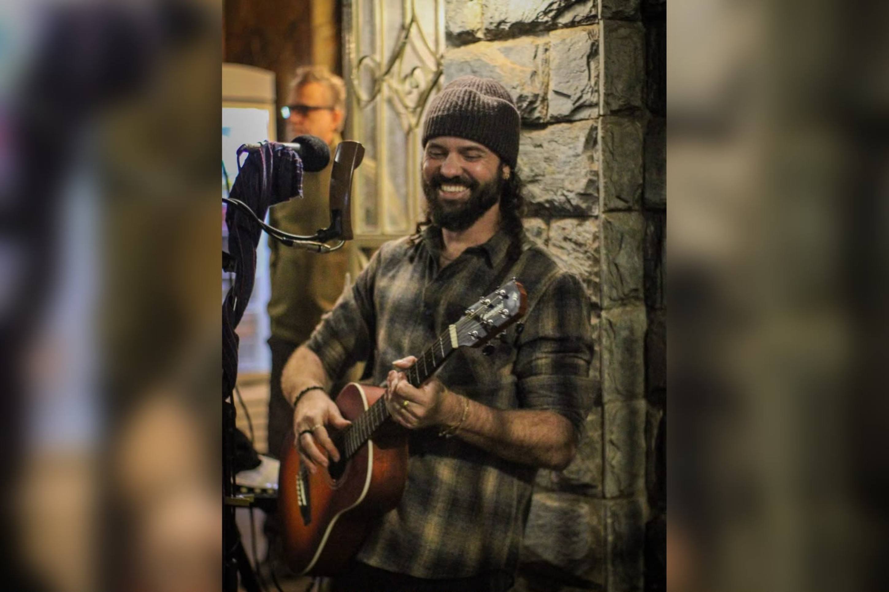 Tavinho Schmitz faz segunda turnê pelo DF com shows em sete espaços