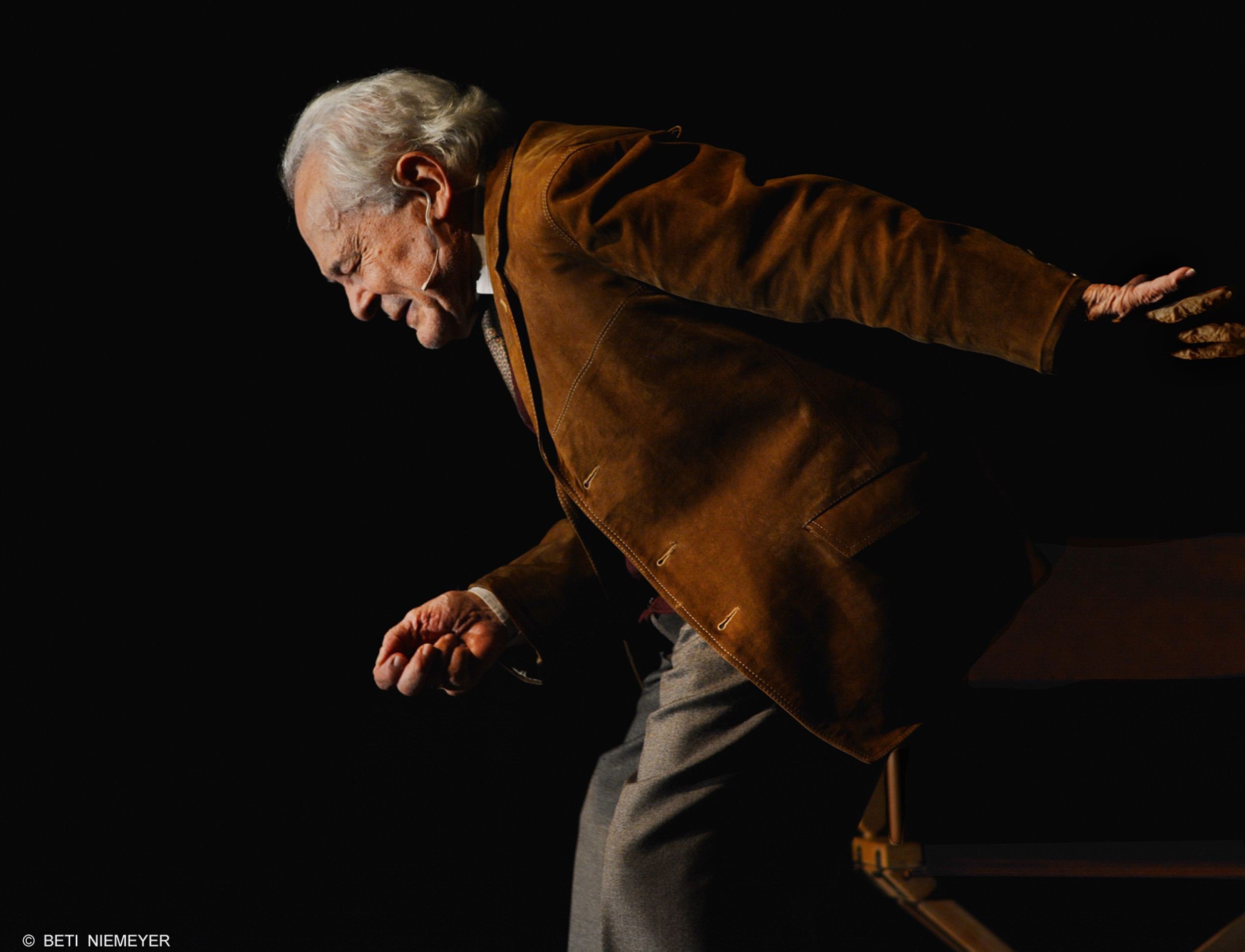 Aos 93 anos, o ator dan&ccedil;a, declama poesia e interage com o p&uacute;blico
