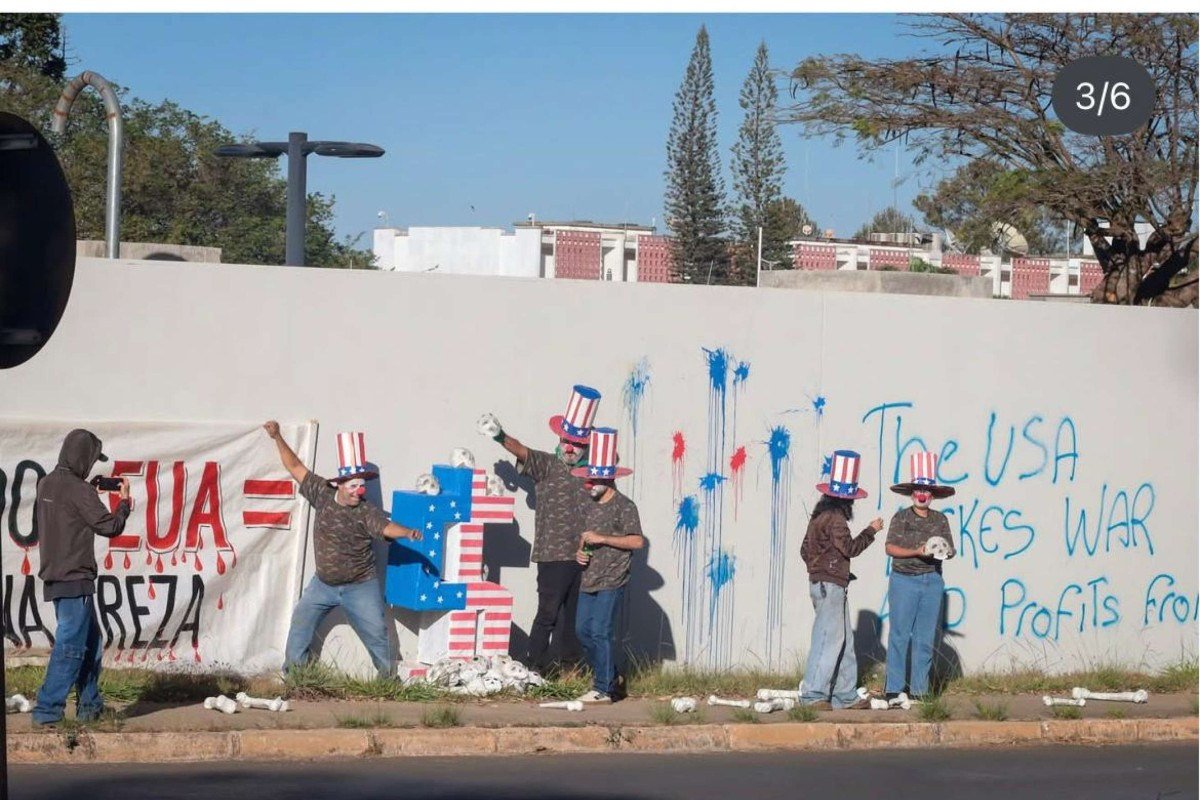 Segundo o grupo, o ato foi um protesto contra as guerras promovidas pelos EUA