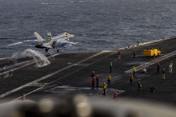 Esta fotografia, fornecida pela Marinha dos EUA e divulgada em 4 de agosto de 2026 pela Assessoria de Imprensa do Comando Central dos EUA, mostra um F/A-18E Super Hornet decolando do convés de voo do porta-aviões classe Nimitz USS Abraham Lincoln em 31 de julho de 2026. - (crédito: AFP) Esta fotografia, fornecida pela Marinha dos EUA e divulgada em 4 de agosto de 2026 pela Assessoria de Imprensa do Comando Central dos EUA, mostra um F/A-18E Super Hornet decolando do convés de voo do porta-aviões classe Nimitz USS Abraham Lincoln em 31 de julho de 2026. - (crédito: AFP)