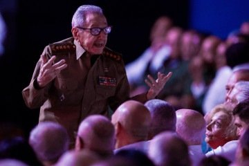 Cuban leader Raul Castro attends the gala marking the 100th anniversary of his brother Fidel Castro's birth at the Karl Marx theatre in Havana on August 13, 2026. The 95-year-old and US-indicted Cuban leader Raul Castro received a standing ovation as he appeared in public for the first time in months on August 13, 2026, attending an event in Havana to mark the centenary of his brother Fidel's birth. (Photo by YAMIL LAGE / AFP)
Caption - (crédito: Yamil Lage/AFP) Cuban leader Raul Castro attends the gala marking the 100th anniversary of his brother Fidel Castro's birth at the Karl Marx theatre in Havana on August 13, 2026. The 95-year-old and US-indicted Cuban leader Raul Castro received a standing ovation as he appeared in public for the first time in months on August 13, 2026, attending an event in Havana to mark the centenary of his brother Fidel's birth. (Photo by YAMIL LAGE / AFP)
Caption - (crédito: Yamil Lage/AFP)