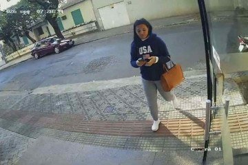 Paola Stefany Neto Cirino, de 30 anos, chegando ao pr&eacute;dio onde os dois idosos moravam, no dia do crime -  (crédito: Reprodu&ccedil;&atilde;o)
