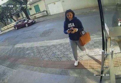Paola Stefany Neto Cirino, de 30 anos, chegando ao pr&eacute;dio onde os dois idosos moravam, no dia do crime -  (crédito: Reprodu&ccedil;&atilde;o)