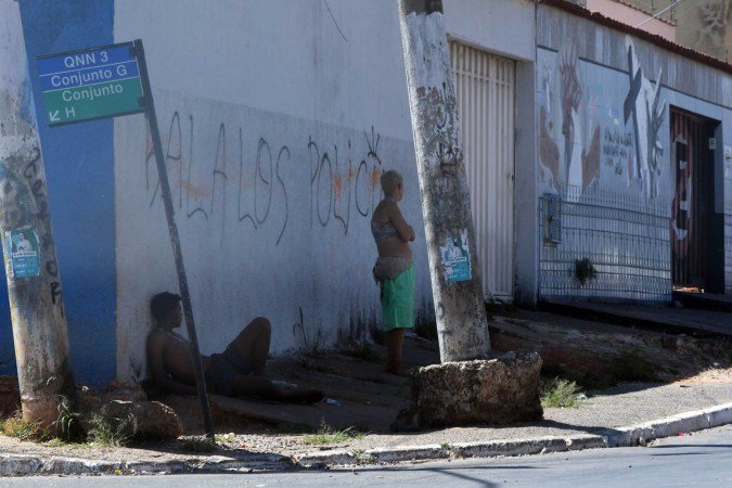 Agentes da Pol&iacute;cia Civil descrevem que o local &eacute; um ponto de tr&aacute;fico de drogas muito intenso