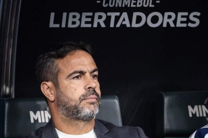 Artur Jorge durante a tensa partida entre sua equipe e o Flamengo - (crédito: Foto: Gustavo Aleixo / Cruzeiro) Artur Jorge durante a tensa partida entre sua equipe e o Flamengo - (crédito: Foto: Gustavo Aleixo / Cruzeiro)