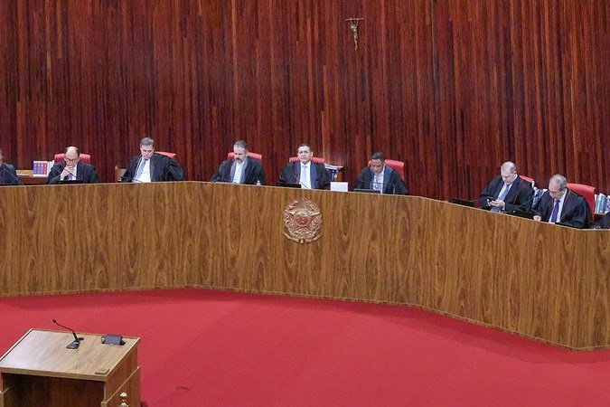 Sessão do Tribunal Superior Eleitoral debate, nesta quinta, o impasse na distribuição do fundo eleitoral de R$ 4,9 bilhões, cujo julgamento foi suspenso - (crédito: Antonio Augusto/TSE) Sessão do Tribunal Superior Eleitoral debate, nesta quinta, o impasse na distribuição do fundo eleitoral de R$ 4,9 bilhões, cujo julgamento foi suspenso - (crédito: Antonio Augusto/TSE)
