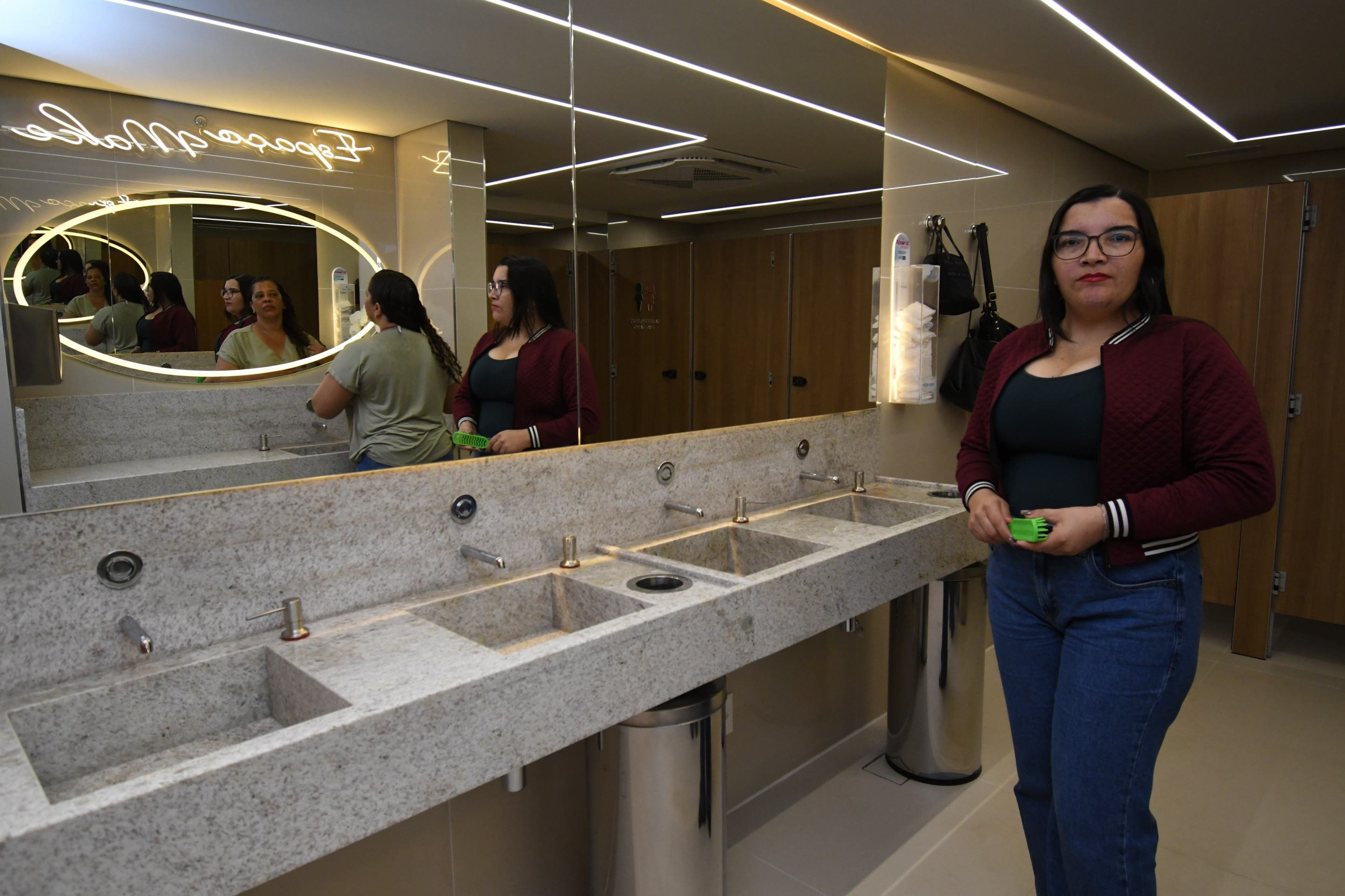 A fiscal Lucinete Bastos elogia banheiro feminino