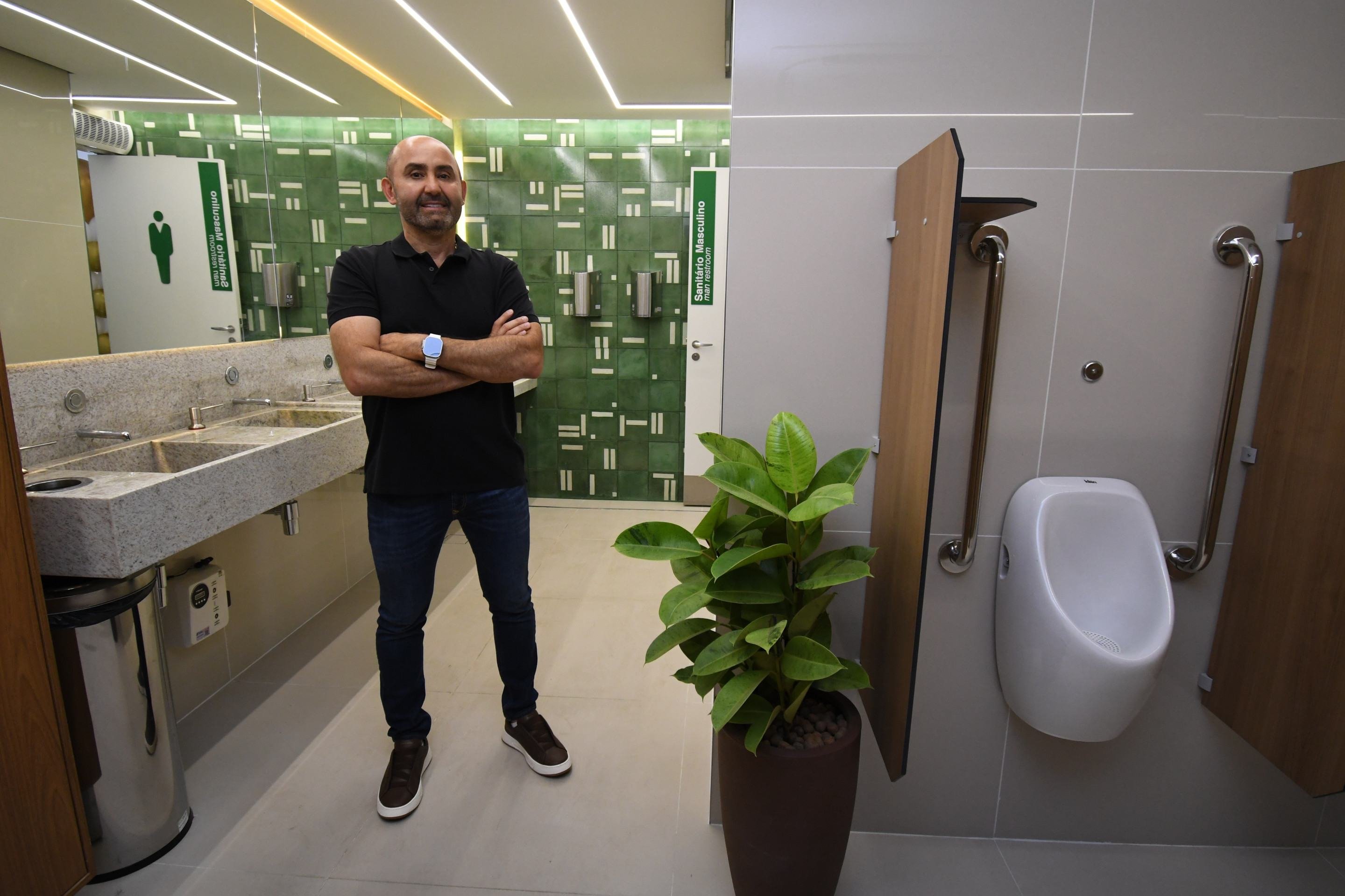 Marivaldo Maca&uacute;ba elogia o banheiro masculino