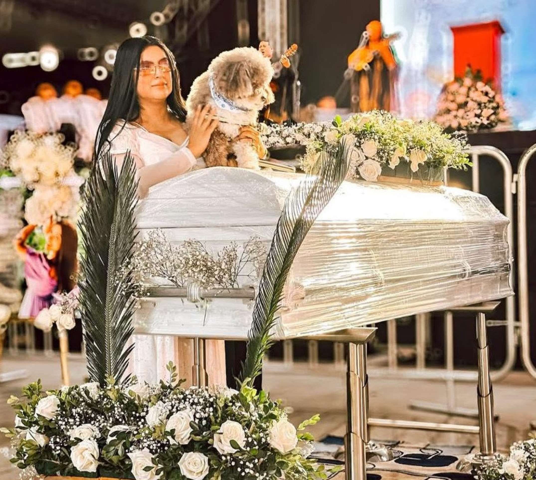 A cunhada de Lenny Fern&aacute;ndez coloca o c&atilde;o Salom&oacute;n sobre o caix&atilde;o da tutora, em Cali