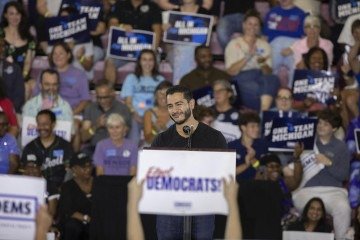 Abdul El-Sayed, filho de egípcios, discursa em Michigan: possibilidade de fazer história como o primeiro senador muçulmano dos EUA -  (crédito: Bill Pugliano/Getty Images/AFP)