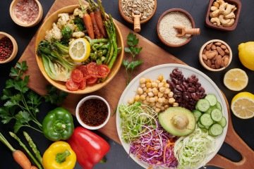 Comer mais frutas, verduras e legumes pode ajudara reduzir a ingestão de calorias sem diminuir o tamanho das porções -  (crédito: Imagem de jcomp no Magnific)