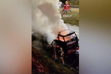 Caminhão pega fogo na EPIA Norte, próximo ao Taquari - (crédito: CBMDF/Divulgação) Caminhão pega fogo na EPIA Norte, próximo ao Taquari - (crédito: CBMDF/Divulgação)