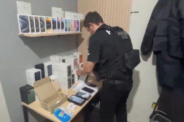 Polícia prende casal suspeito de dar golpes com falsa loja de celulares - (crédito: PCDF/Divulgação) Polícia prende casal suspeito de dar golpes com falsa loja de celulares - (crédito: PCDF/Divulgação)