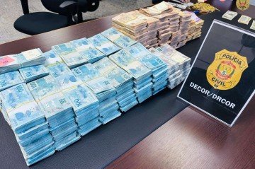 A operação resultou na apreensão de dispositivos eletrônicos, documentos e R$1.800.000,00 em espécie - (crédito: Divulgação: PCDF) A operação resultou na apreensão de dispositivos eletrônicos, documentos e R$1.800.000,00 em espécie - (crédito: Divulgação: PCDF)