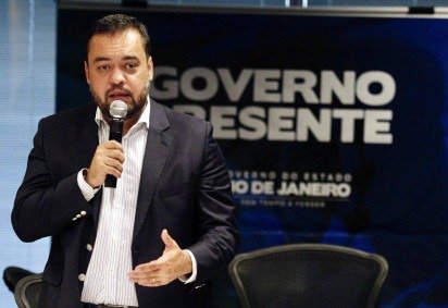 Castro e dois ex-secretários de sua gestão são investigados por facilitar licenças para refinaria de Ricardo Magro -  (crédito: Rogério Santana/Governo RJ) -Castro e dois ex-secretários de sua gestão são investigados por facilitar licenças para refinaria de Ricardo Magro -  (crédito: Rogério Santana/Governo RJ)