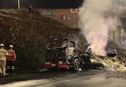 Caminh&atilde;o pega fogo na EPIA Norte, pr&oacute;ximo ao Taguari