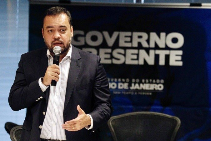 Castro e dois ex-secretários de sua gestão são investigados por facilitar licenças para refinaria de Ricardo Magro - (crédito: Rogério Santana/Governo RJ) Castro e dois ex-secretários de sua gestão são investigados por facilitar licenças para refinaria de Ricardo Magro - (crédito: Rogério Santana/Governo RJ)