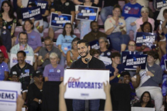 Abdul El-Sayed, filho de egípcios, discursa em Michigan: possibilidade de fazer história como o primeiro senador muçulmano dos EUA - (crédito: Bill Pugliano/Getty Images/AFP) Abdul El-Sayed, filho de egípcios, discursa em Michigan: possibilidade de fazer história como o primeiro senador muçulmano dos EUA - (crédito: Bill Pugliano/Getty Images/AFP)
