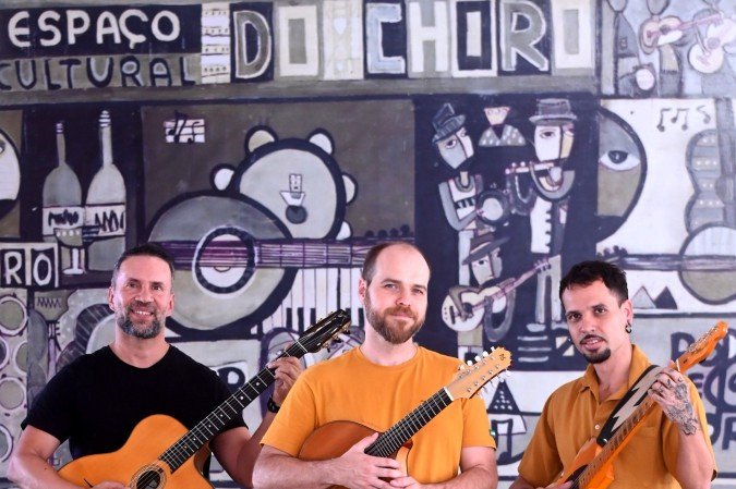 Filipe Braga (ao centro), Eduardo Sousa (E) e Gabriel Paes (D) formam a base instrumental do disco Samblei 
