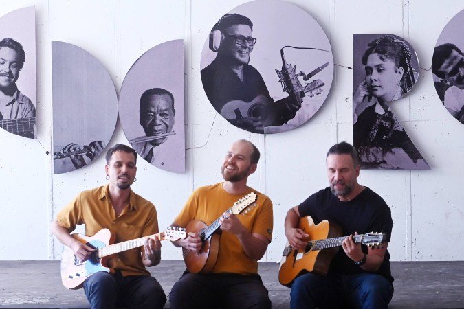 Filipe Braga (ao centro), Eduardo Sousa (D) e Gabriel Paes (E) formam a base instrumental do disco Samblei