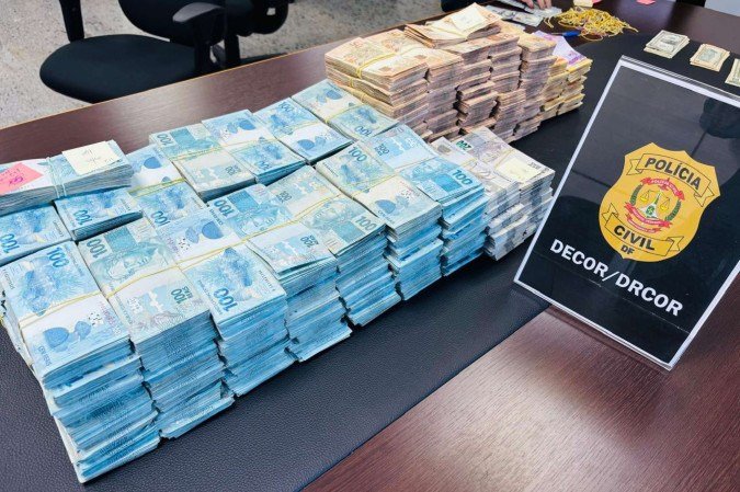 Dupla sacou R$ 5 milhões em sete meses em esquema de lavagem de dinheiro - (crédito: Divulgação/PCDF) Dupla sacou R$ 5 milhões em sete meses em esquema de lavagem de dinheiro - (crédito: Divulgação/PCDF)