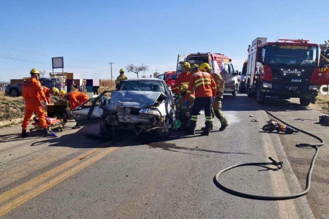 No local do acidente, os bombeiros identificaram a colisão entre os veículos, um VW Saveiro e um Fiat Strada - (crédito: Divulgação: CBMDF) No local do acidente, os bombeiros identificaram a colisão entre os veículos, um VW Saveiro e um Fiat Strada - (crédito: Divulgação: CBMDF)