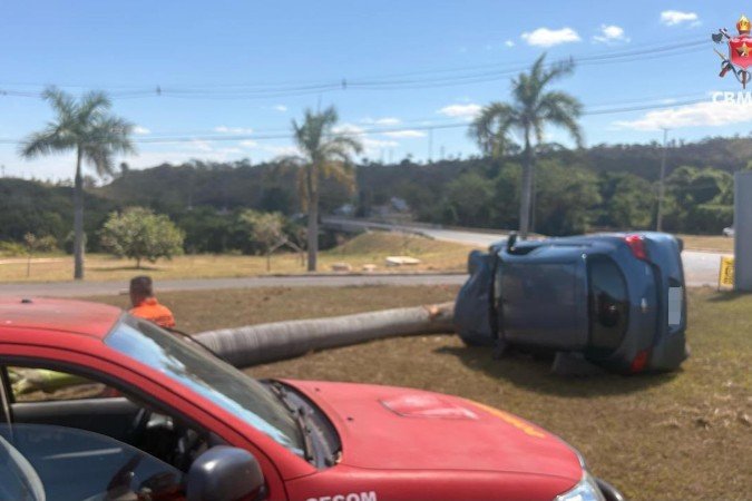Carro foi encontrado tombado no Setor de Mansões Lago Norte - (crédito: Divulgação: CBMDF) Carro foi encontrado tombado no Setor de Mansões Lago Norte - (crédito: Divulgação: CBMDF)