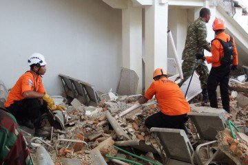 Equipes de resgate inspecionam local afetado pelo terremoto de magnitude 7,7 que atingiu o leste da Indonésia - (crédito: ARNOLD WELIANTO/AFP) Equipes de resgate inspecionam local afetado pelo terremoto de magnitude 7,7 que atingiu o leste da Indonésia - (crédito: ARNOLD WELIANTO/AFP)