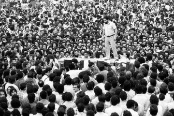 A campanha petista usa a foto do histórico discurso em São Bernado, em 1979, para falar da trajetória de Lula como liderança - (crédito: Fernando Pereira) A campanha petista usa a foto do histórico discurso em São Bernado, em 1979, para falar da trajetória de Lula como liderança - (crédito: Fernando Pereira)