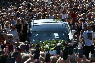 Bonnie Tyler, conhecida pelos cabelos loiros e pela voz rouca, morreu em 8 de julho em Portugal, onde tinha uma casa - (crédito: Justin Tallis/AFP) Bonnie Tyler, conhecida pelos cabelos loiros e pela voz rouca, morreu em 8 de julho em Portugal, onde tinha uma casa - (crédito: Justin Tallis/AFP)