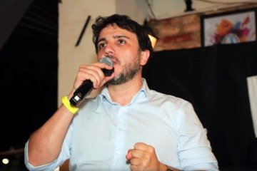 O candidato à Presidência Renan Santos (Missão) iniciou a campanha eleitoral neste domingo (16) no Largo São Francisco (SP) - (crédito: Divulgação/Missão) O candidato à Presidência Renan Santos (Missão) iniciou a campanha eleitoral neste domingo (16) no Largo São Francisco (SP) - (crédito: Divulgação/Missão)