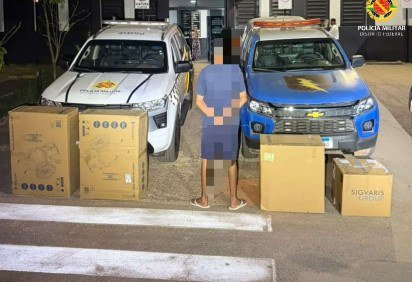 Dupla é presa suspeita de aplicar golpes com Pix falso -  (crédito: PMDF/Divulgação) -Dupla é presa suspeita de aplicar golpes com Pix falso -  (crédito: PMDF/Divulgação)