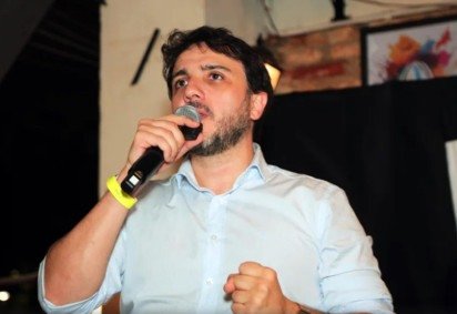 O candidato &agrave; Presid&ecirc;ncia Renan Santos (Miss&atilde;o) iniciou a campanha eleitoral neste domingo (16) no Largo S&atilde;o Francisco (SP)  -  (crédito:  Divulga&ccedil;&atilde;o/Miss&atilde;o)