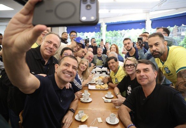 Candidato foi ontem à padaria favorita do pai e comeu um pão com leite condensado 