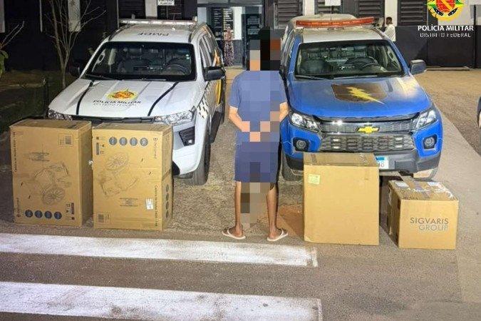 Dupla é presa suspeita de aplicar golpes com Pix falso - (crédito: PMDF/Divulgação) Dupla é presa suspeita de aplicar golpes com Pix falso - (crédito: PMDF/Divulgação)