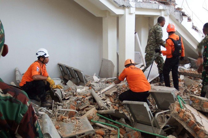 O forte terremoto de magnitude 7,7 atingiu a costa da Indonésia: ao menos 47 pessoas morreram - (crédito: AFP) O forte terremoto de magnitude 7,7 atingiu a costa da Indonésia: ao menos 47 pessoas morreram - (crédito: AFP)