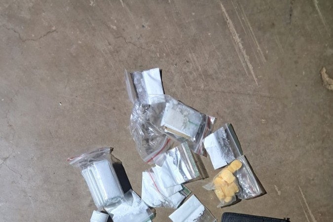 Os agentes apreenderam comprimidos de ecstasy, envelopes e porções de pó branco