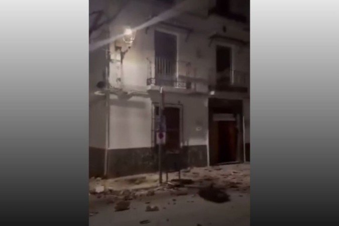 Moradores saíram assustados à ruas após terremotos - (crédito: Reprodução/Redes sociais) Moradores saíram assustados à ruas após terremotos - (crédito: Reprodução/Redes sociais)