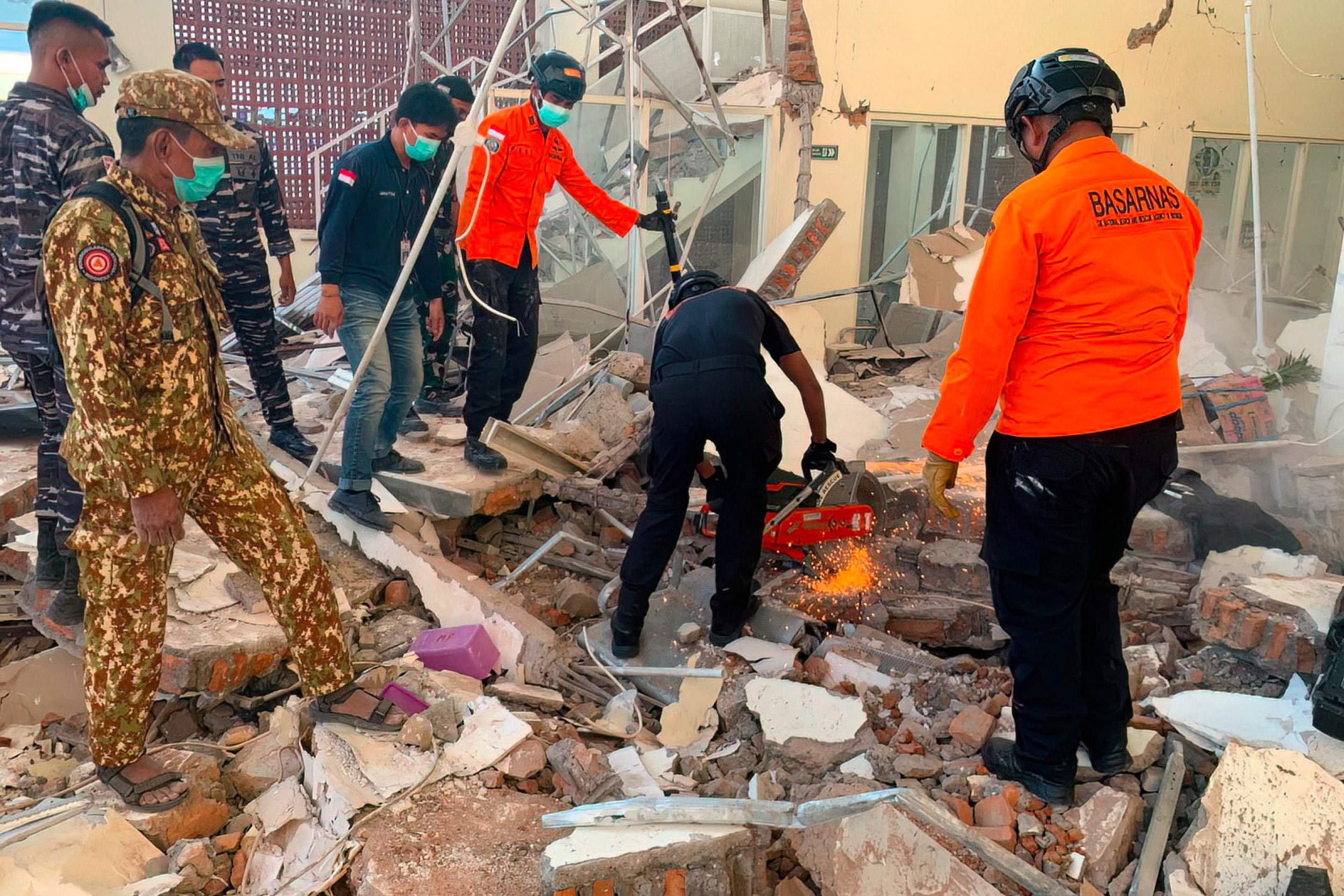 Terremoto de magnitude 7,7 deixa ao menos dois mortos na Indonésia
