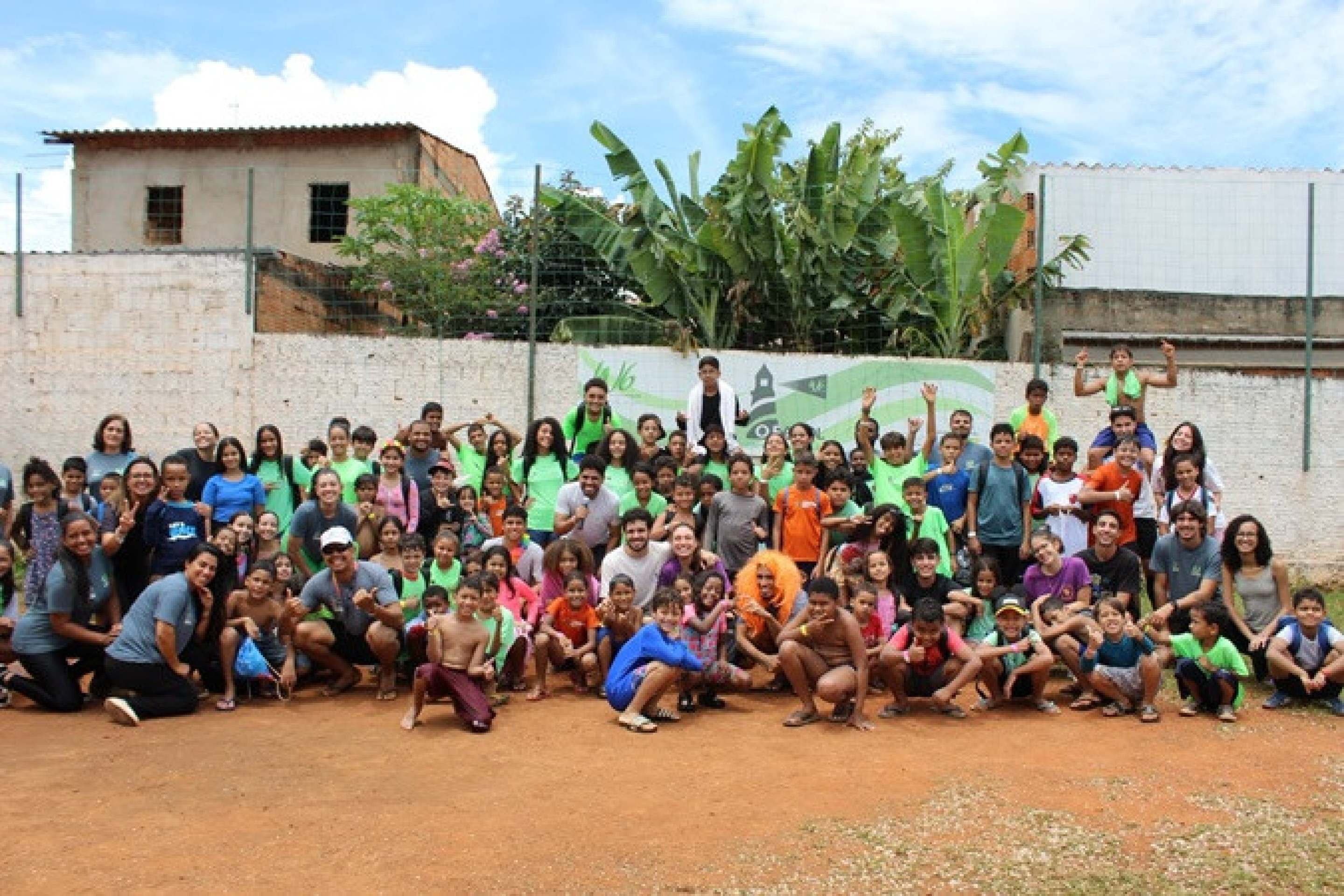 Sofia e volunt&aacute;rios da Florescer durante a&ccedil;&atilde;o na Organiza&ccedil;&atilde;o W6, em S&atilde;o Sebasti&atilde;o: projeto re&uacute;ne cerca de 600 membros