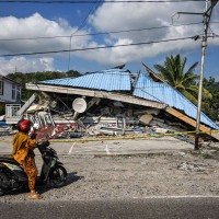 Mais de cinco mil desabrigados ainda esperam ajuda, depois da tragédia na Indonésia: 53 mortos  -  (crédito:  AFP)