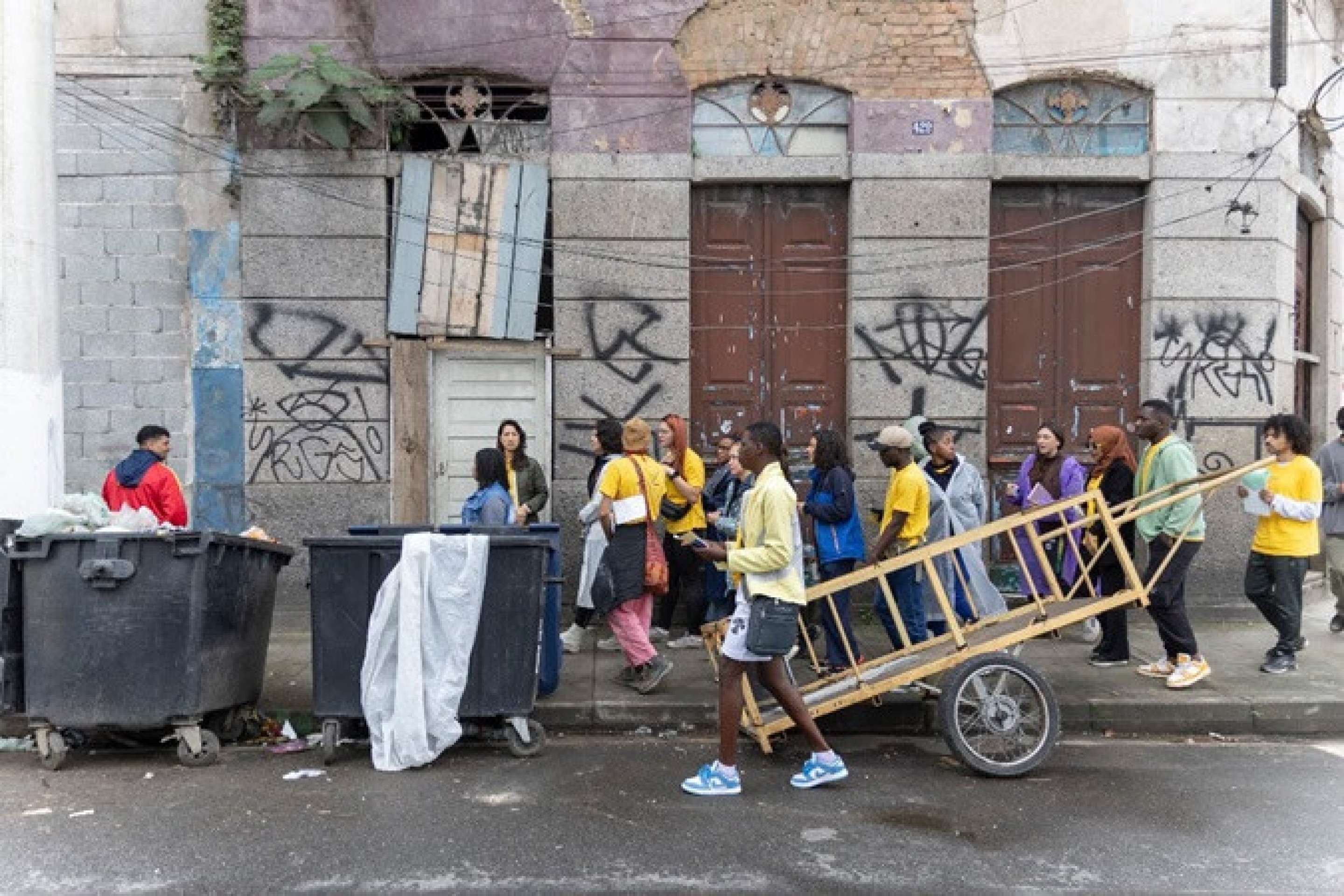 Participantes do GSA percorrem o Paquet&aacute;, bairro da regi&atilde;o central  de Santos, onde atuaram por 15 dias