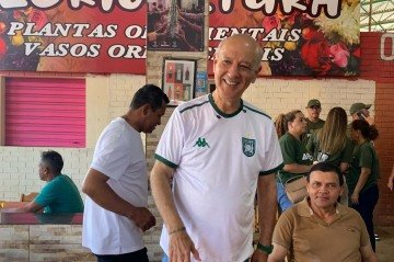 O candidato do PSD ao Governo do DF visitou a Feira do Gama e comeu um caldo no Bar do Dalton, conhecido ponto local
 -  (crédito: Jhoalerson Dias CB/D.A Press)