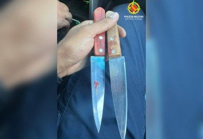 Com o menor, os militares apreenderam duas facas utilizadas no ataque -  (crédito: Divulga&ccedil;&atilde;o/ PMDF) -Com o menor, os militares apreenderam duas facas utilizadas no ataque -  (crédito: Divulga&ccedil;&atilde;o/ PMDF)