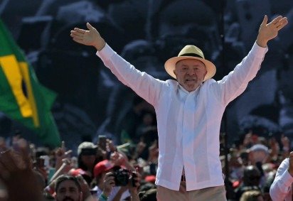 Lula iniciou oficialmente, neste domingo (16/8), a campanha à reeleição em um megaevento no Estádio da Vila Euclides, no ABC Paulista -  (crédito: NELSON ALMEIDA/AFP) -Lula iniciou oficialmente, neste domingo (16/8), a campanha à reeleição em um megaevento no Estádio da Vila Euclides, no ABC Paulista -  (crédito: NELSON ALMEIDA/AFP)