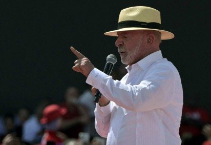Campanha de Lula deve apostar em mensagens mais diretas para tentar garantir uma vitória já no primeiro turno -  (crédito:  AFP) -Campanha de Lula deve apostar em mensagens mais diretas para tentar garantir uma vitória já no primeiro turno -  (crédito:  AFP)
