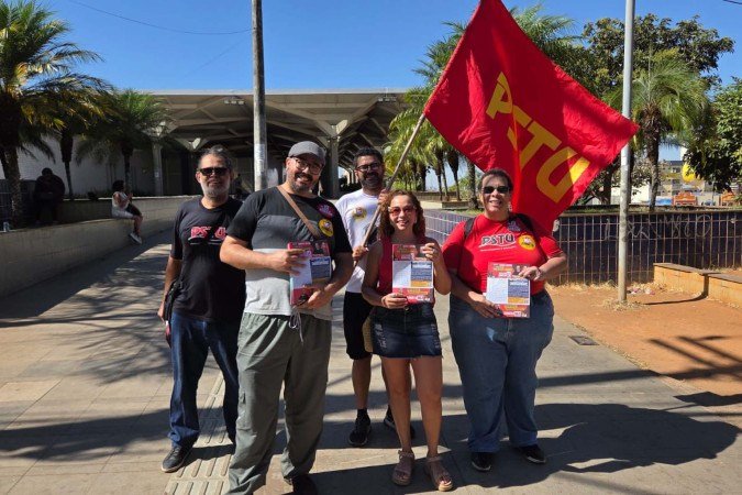 Na manhã de domingo o candidato ao GDF, Professor Robson, e o candidato ao Senado, Zanata, estiveram na estação de metrô de Ceilândia Centro