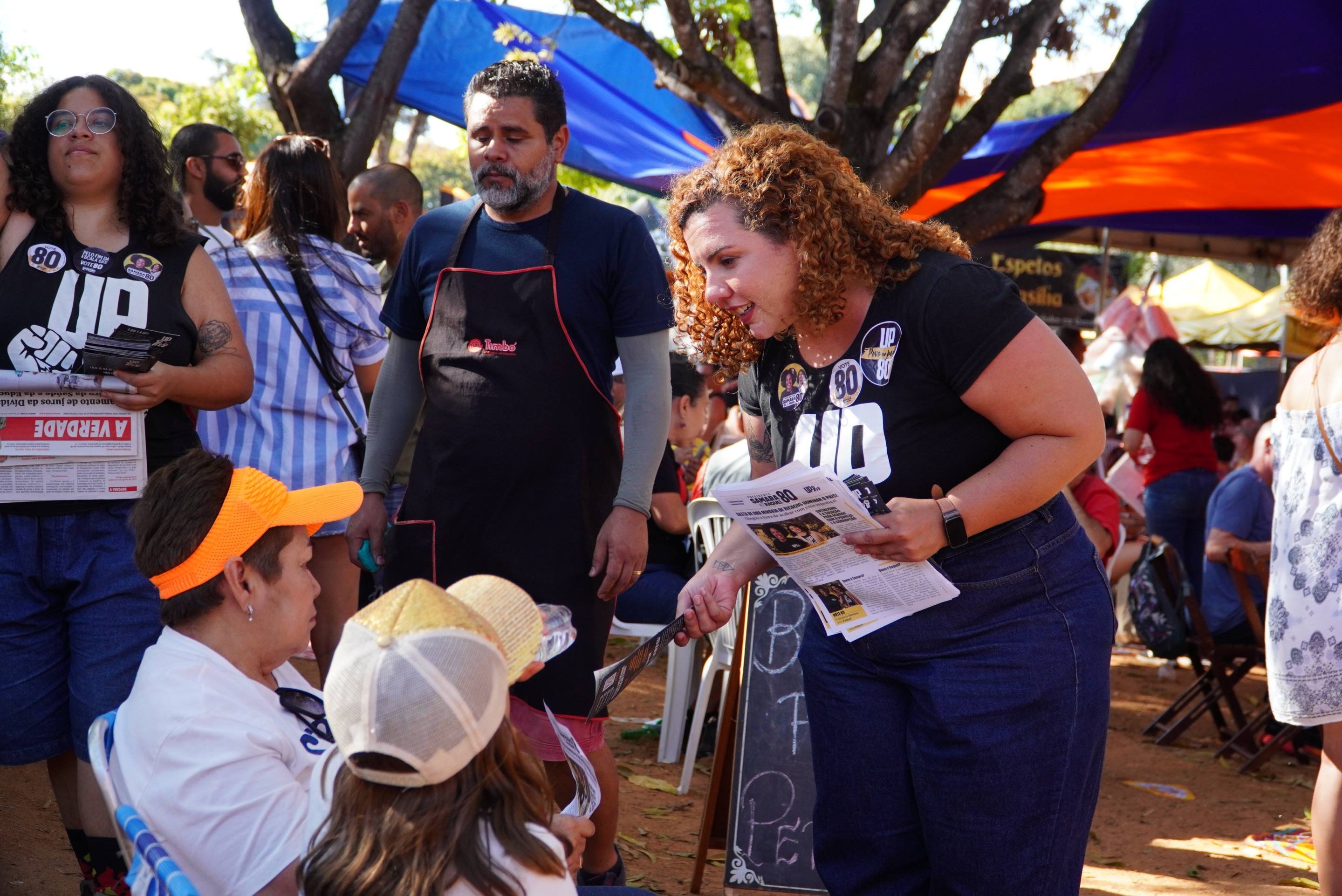                                      Candidata ao governdo do GDF Samara Mineiro faz planfletagem e caminhada.
