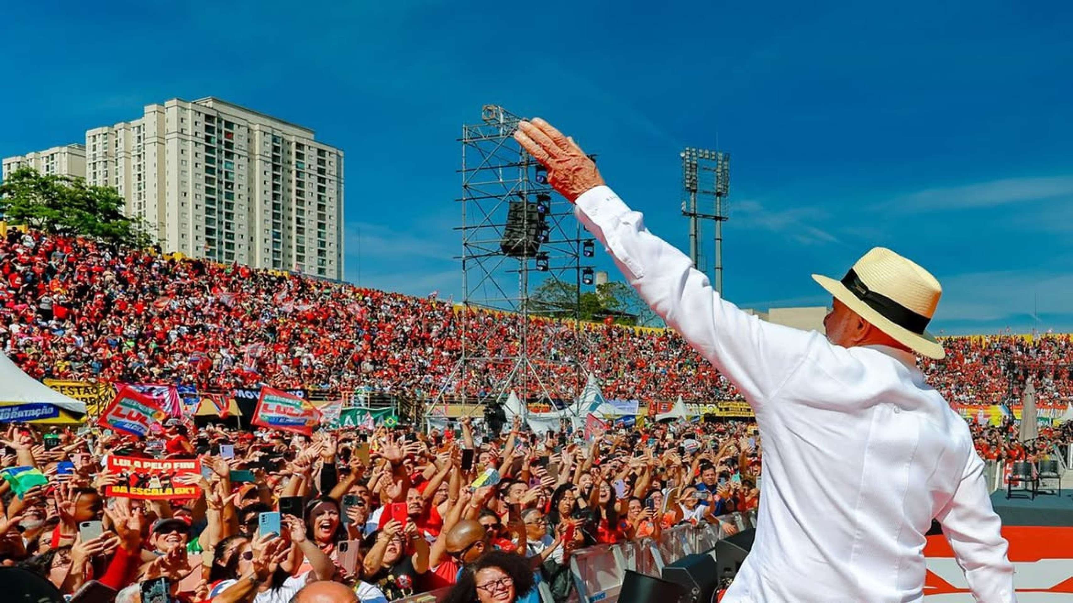 Lula durante primeiro dia de campanha eleitoral neste domingo (16/8)