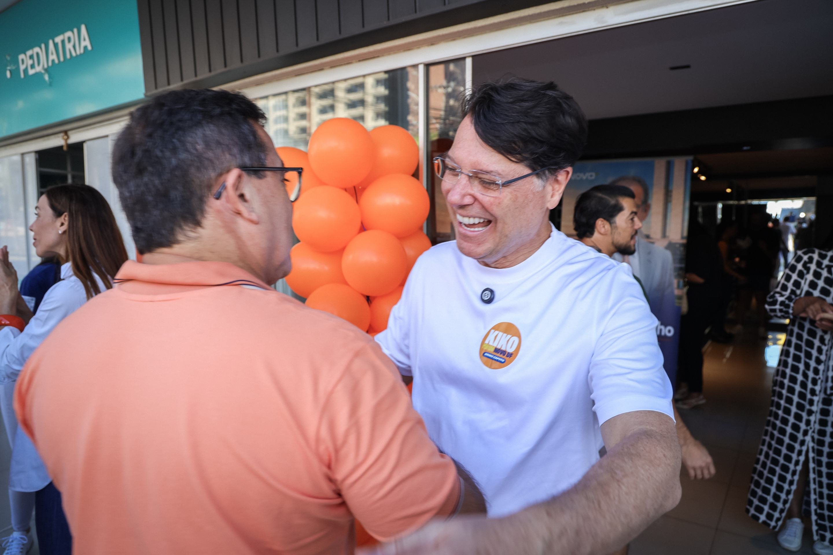 Kiko Caputo em inaugura&ccedil;&atilde;o de comit&ecirc;, com apoiadores